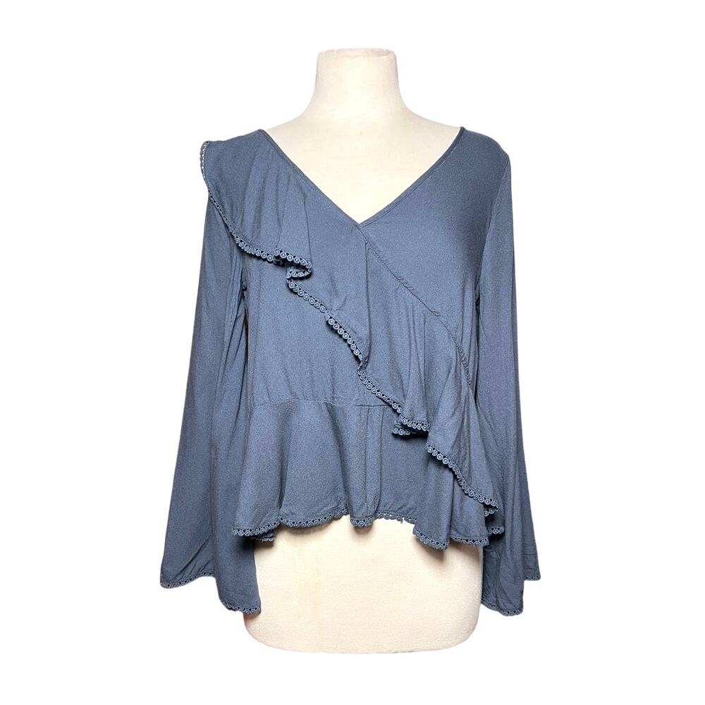 CUPCAKES & CASHMERE Women’s Boho Blue Gray Lace Trim Ruffled Top